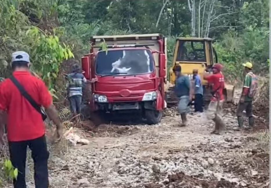 Jalan Rusak Parah, Warga Suka Mulya ‘Mengadu' ke Bupati Lewat Video