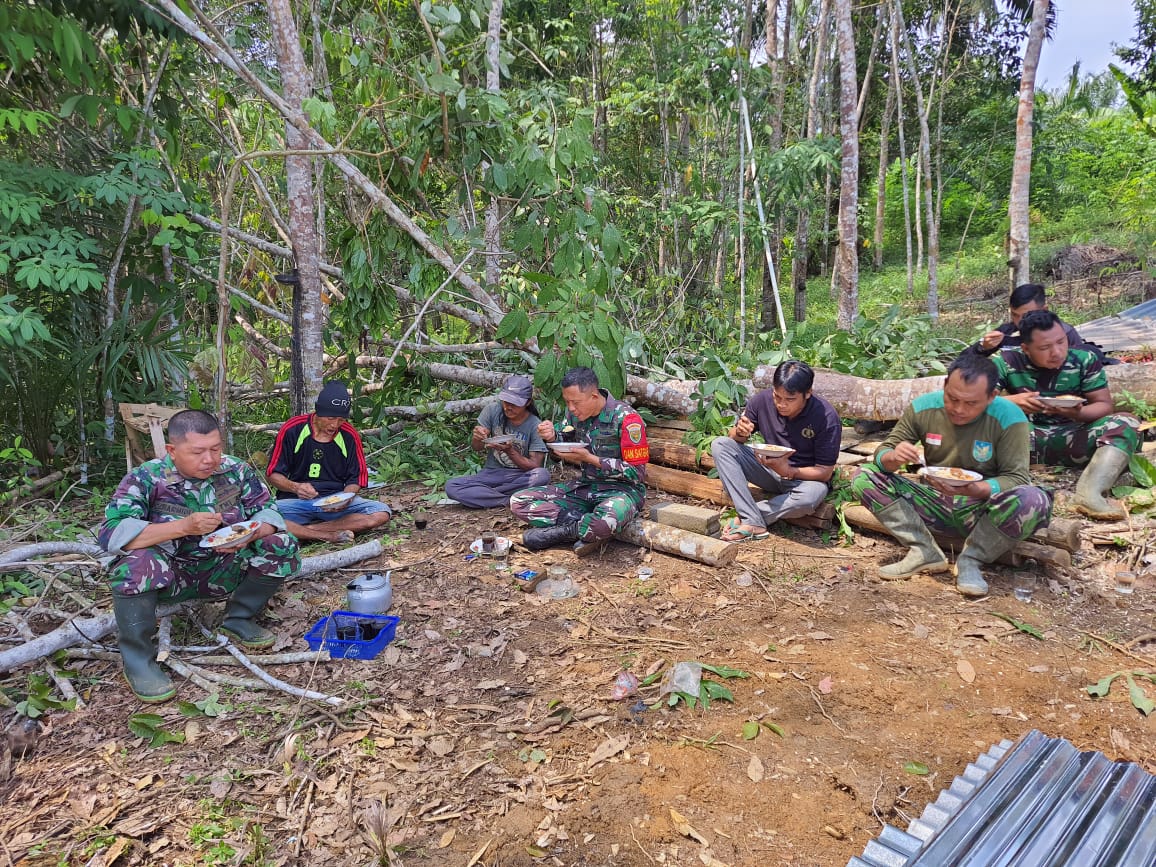 Penuh Kesederhanaan, Dandim Bengkulu Utara Makan Bersama Warga di Lokasi TMMD