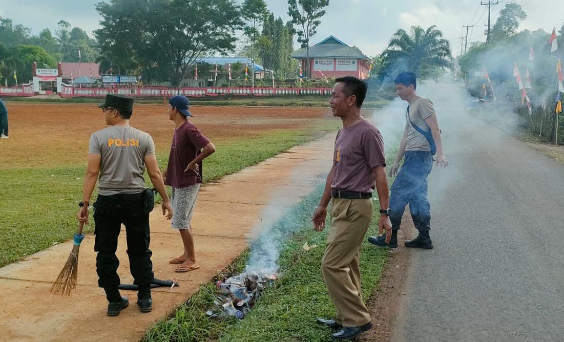 Pawai Budaya Selesai, Polisi dan Masyarakat Sigap Bersihkan Sampah