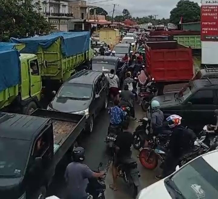 Suplai BBM Sudah Masuk ke SPBU Putri Hijau, Antrean Panjang Tutupi Jalan Raya