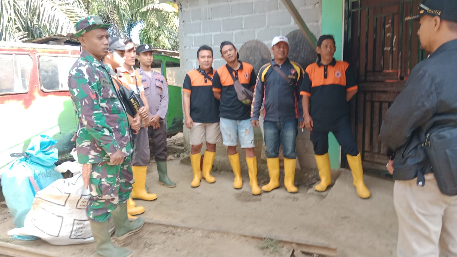 TNI, Polri dan BPBD Dikerahkan untuk Gali Material Longsor di Lebong Tandai, Mesin Alkon Ikut Diturunkan