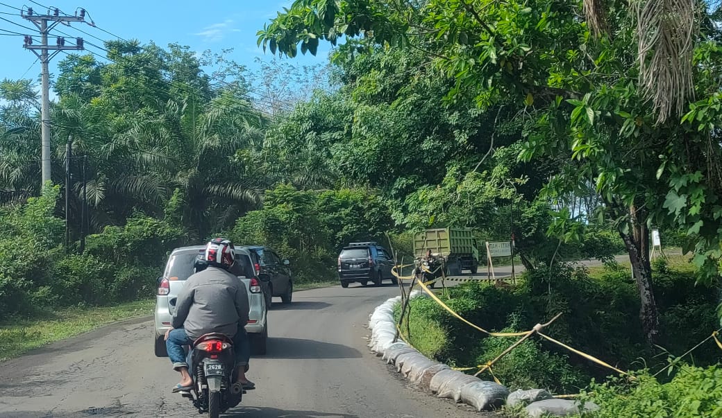 Curah Hujan Tinggi, Titik Jalan Longsor di Tanjung Agung Palik Harus Diwaspadai