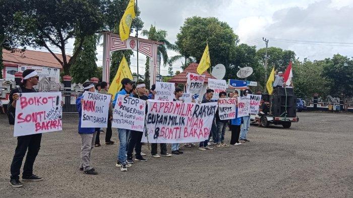 Puluhan Massa Unjuk Rasa di Depan Kantor Bupati Bengkulu Utara, Pertanyakan Kejelasan APBD 2024