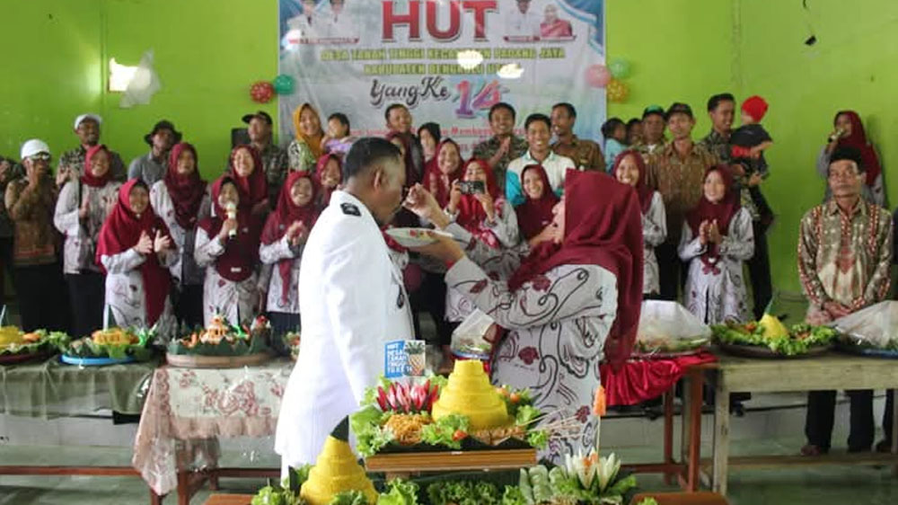 Hari Jadi ke-14, Desa Tanah Tinggi Gelar Syukuran dan Potong Tumpeng