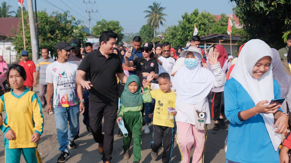 Ajak Hidup Sehat, Arie Septia Adinata Ikut Jalan Sehat di Tanjung Agung Palik