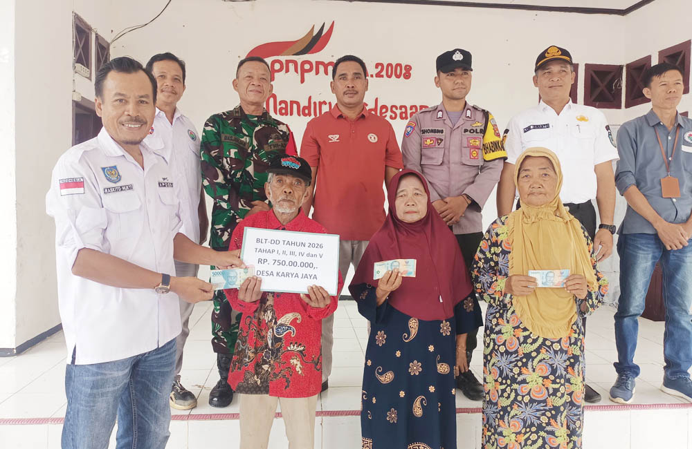 Karya Jaya Salurkan BLT DD dan Honor Lembaga, Kades Minta Bijak Manfaatkan Bantuan