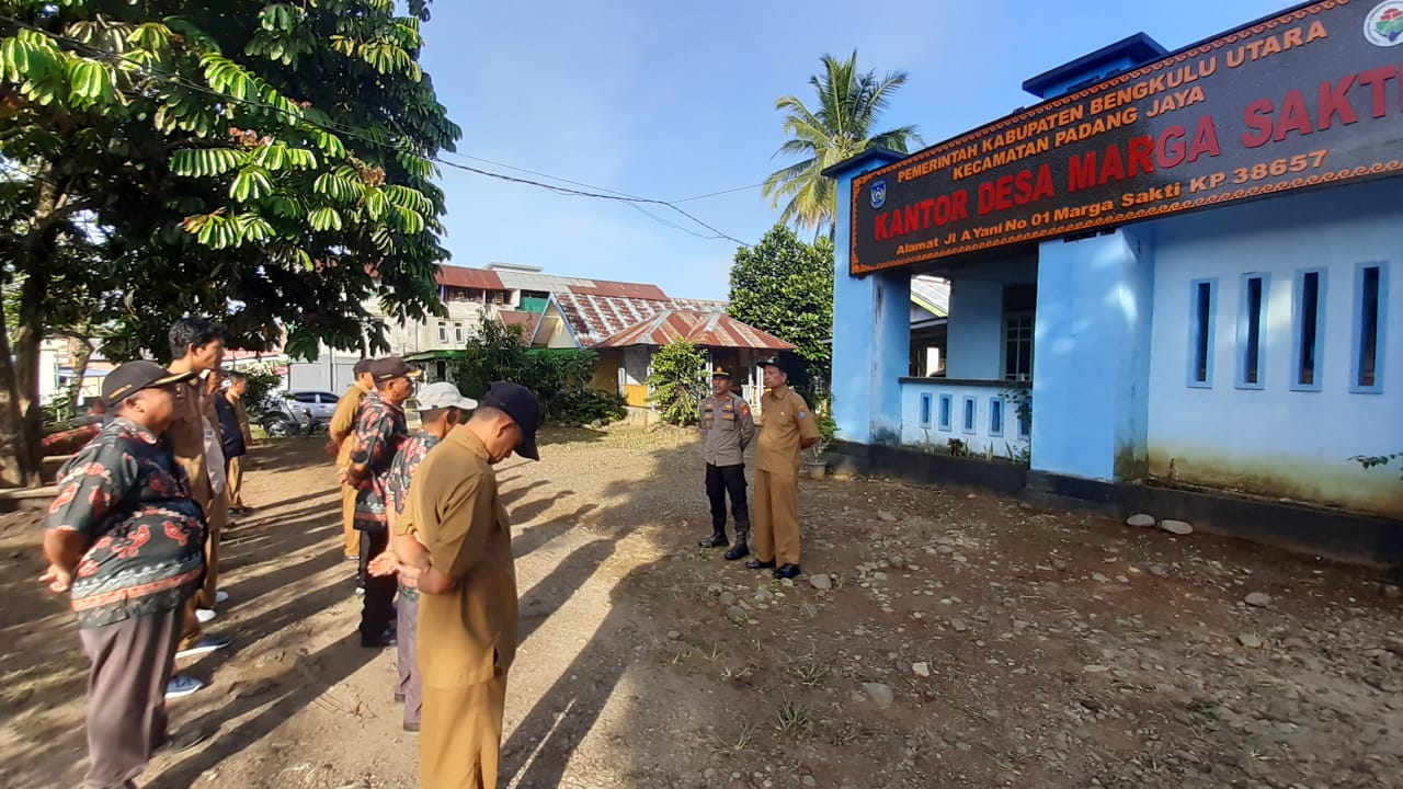 Sambang Desa, Kapolsek Padang Jaya Pimpin Apel Pagi di Desa Marga Sakti