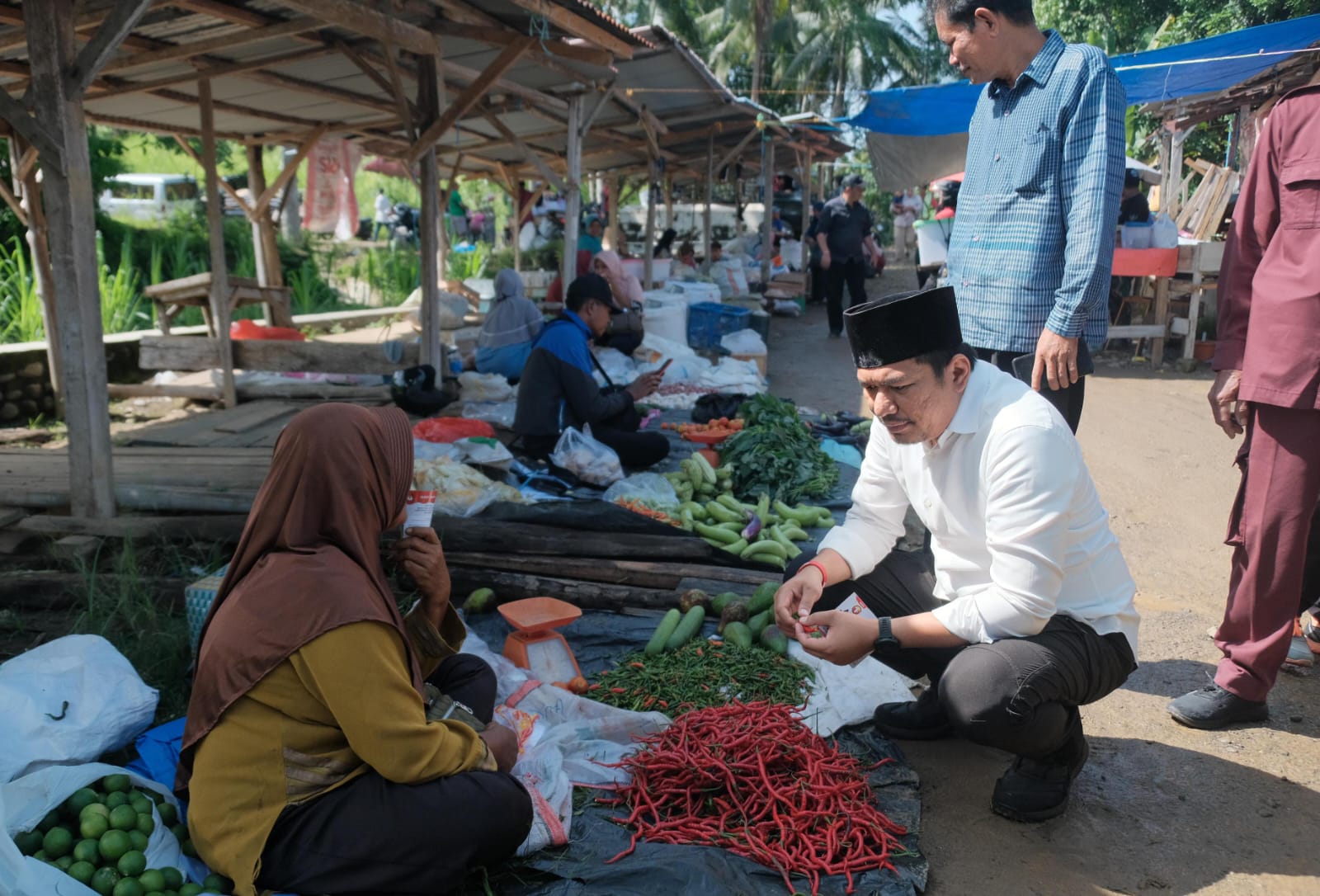 Sambang Warga, Calon Bupati Bengkulu Utara Blusukan ke Pasar Giri Mulya 