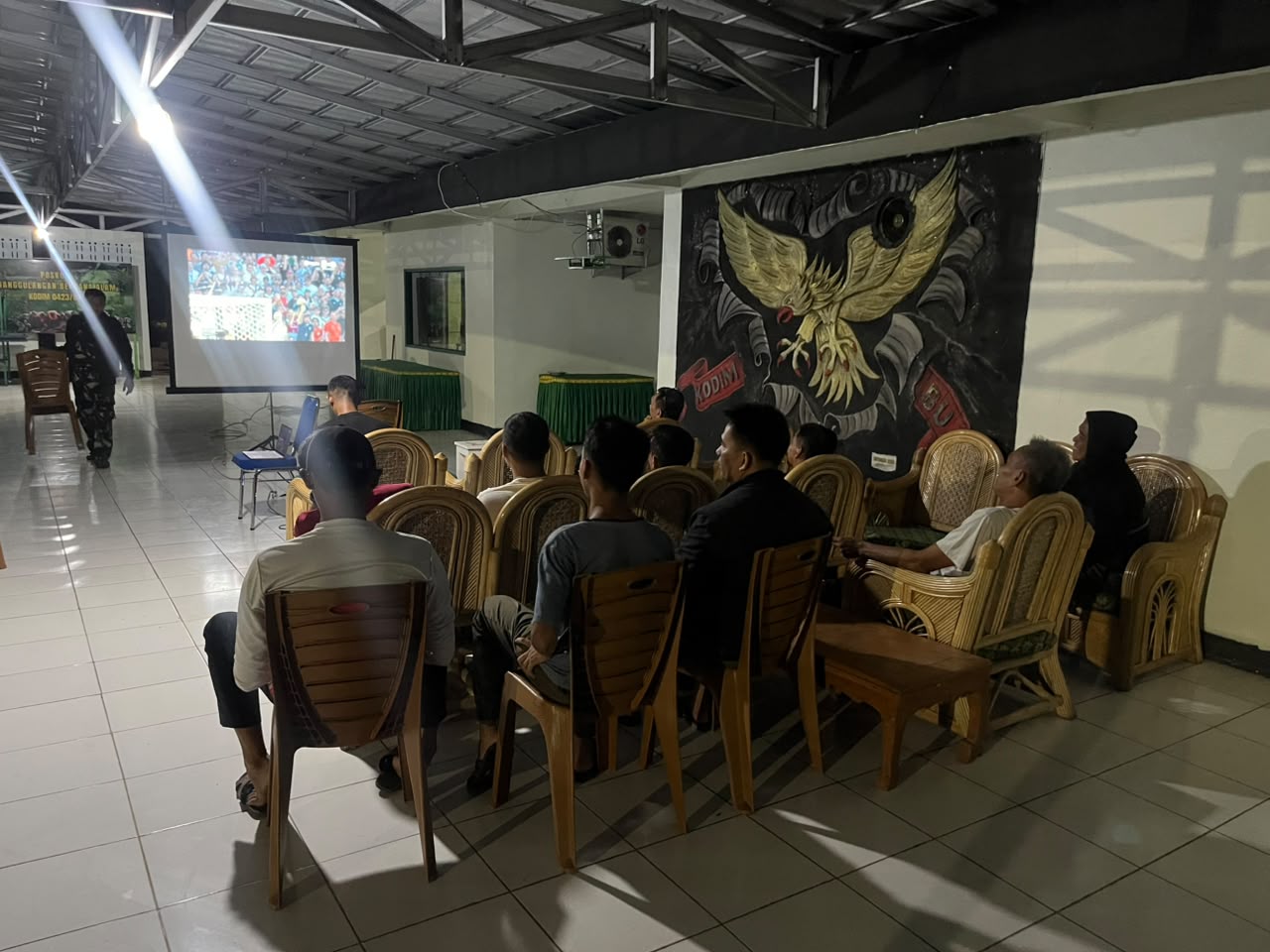 Semangat Membara! Kodim 0423/BU Gelar Nobar Bersama Warga di Graha Pamungkas