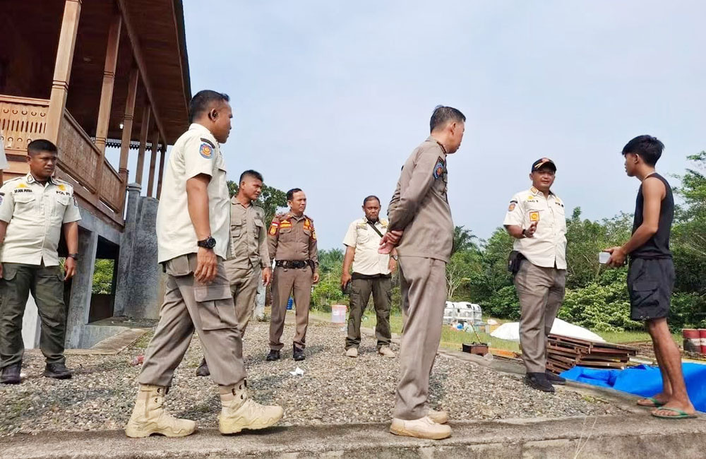 Rumah Adat Mukomuko Disterilkan Jelang Gebyar Merah Putih