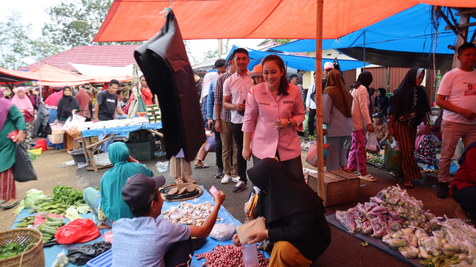 Grebek Pasar, Elisa Ermasari Disambut Ratusan Warga di Bengkulu Tengah