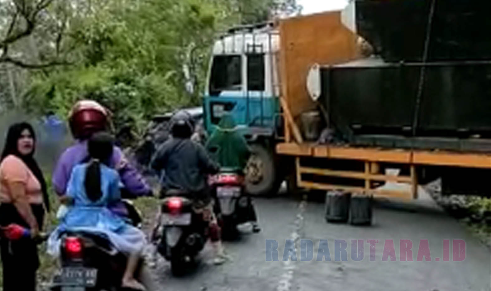 Arah Arga Makmur ke Kota Bengkulu Macet, Ada Mobil Melintang di Jalan