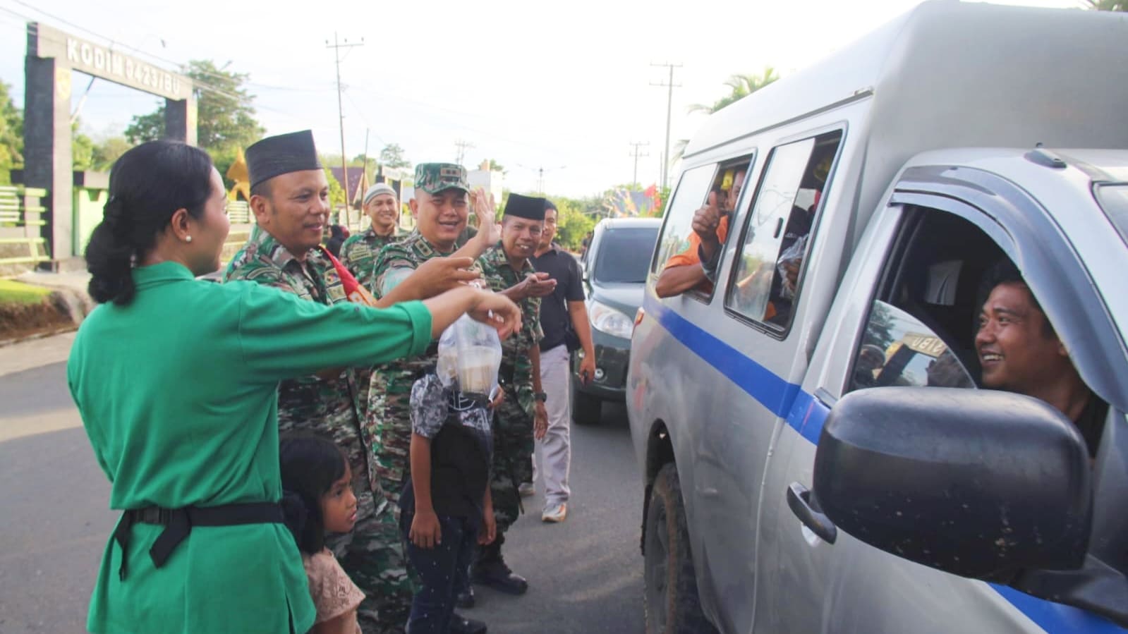 Berkah Ramadhan, Kodim 0423 Bengkulu Utara Berbagi Takjil Bersama Warga