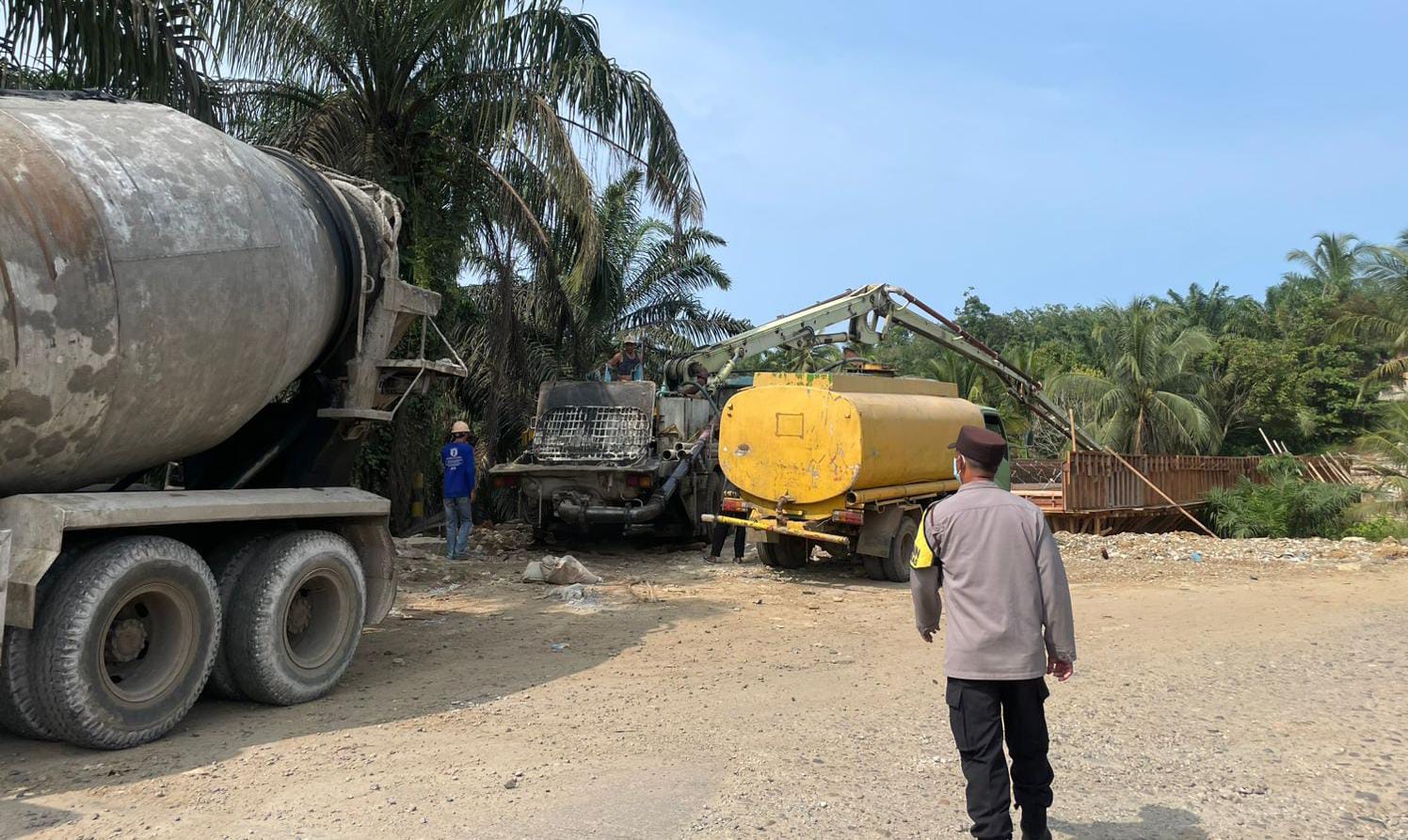 Lantai Jembatan Jalinbar di Desa Giri Kencana Mulai di Cor, Arus Lalulintas Lancar