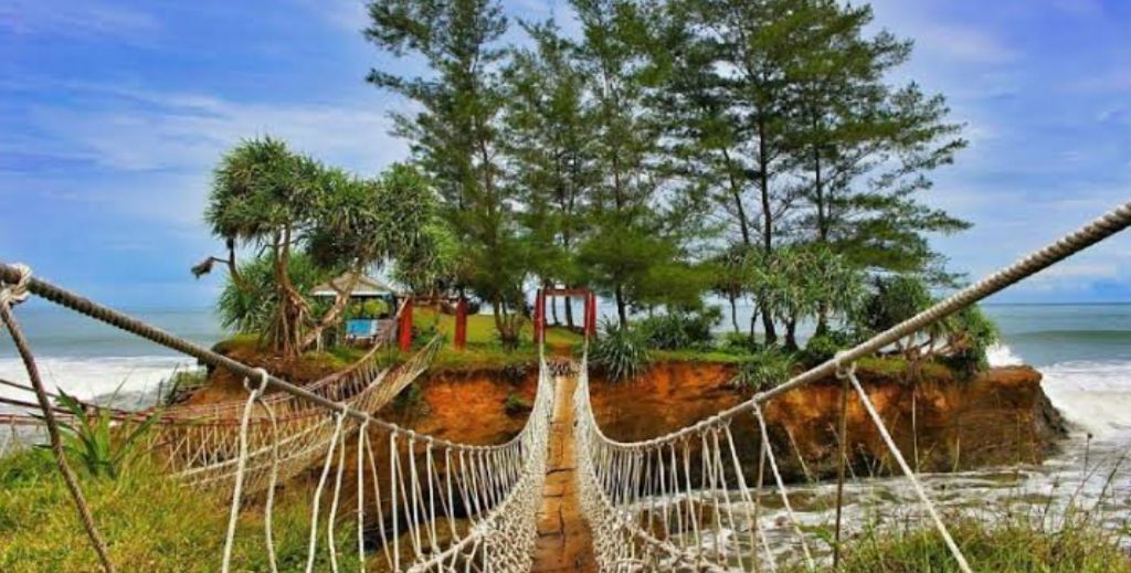 Mirip Wisata Tanah Lot di Bali, Ini 5 daya tarik yang dimiliki Pantai Sungai Suci Bengkulu