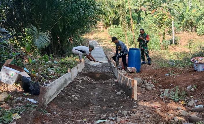 Untuk Kepentingan Pendidikan, Warga Pal 30 Bersama TNI-POLRI Gotong Royong Perbaiki Jalan 