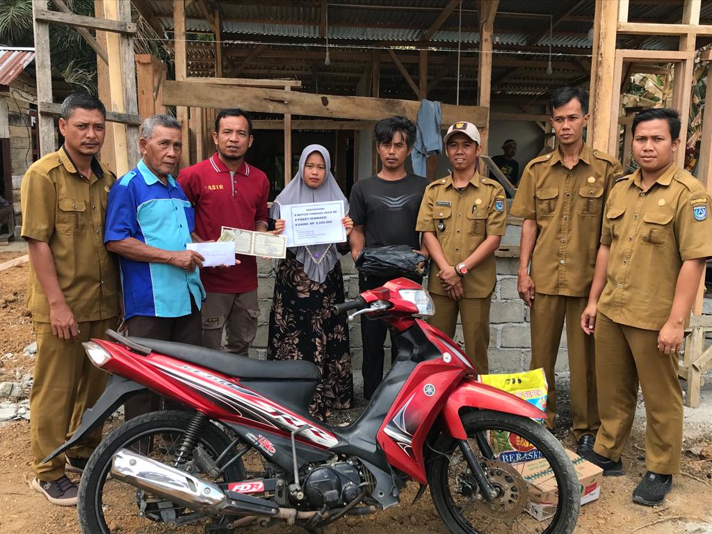 Motor, Sembako dan Uang Tunai Diserahkan ke Korban Kebakaran di Desa Karya Pelita