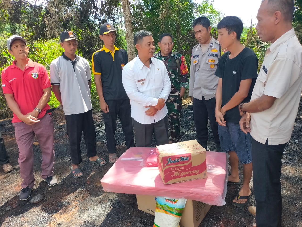 Camat Didampingi TNI-Polri Serahkan Bantuan ke Korban Kebakaran di Desa Bukit Harapan