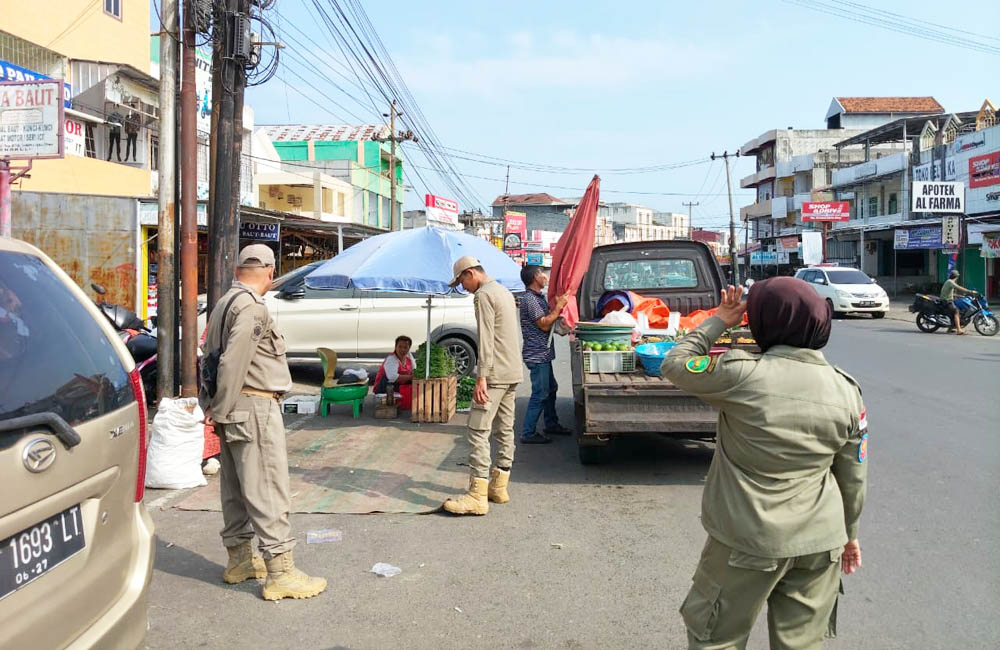 Jualan di Badan Jalan, Puluhan PKL Kembali Ditertibkan