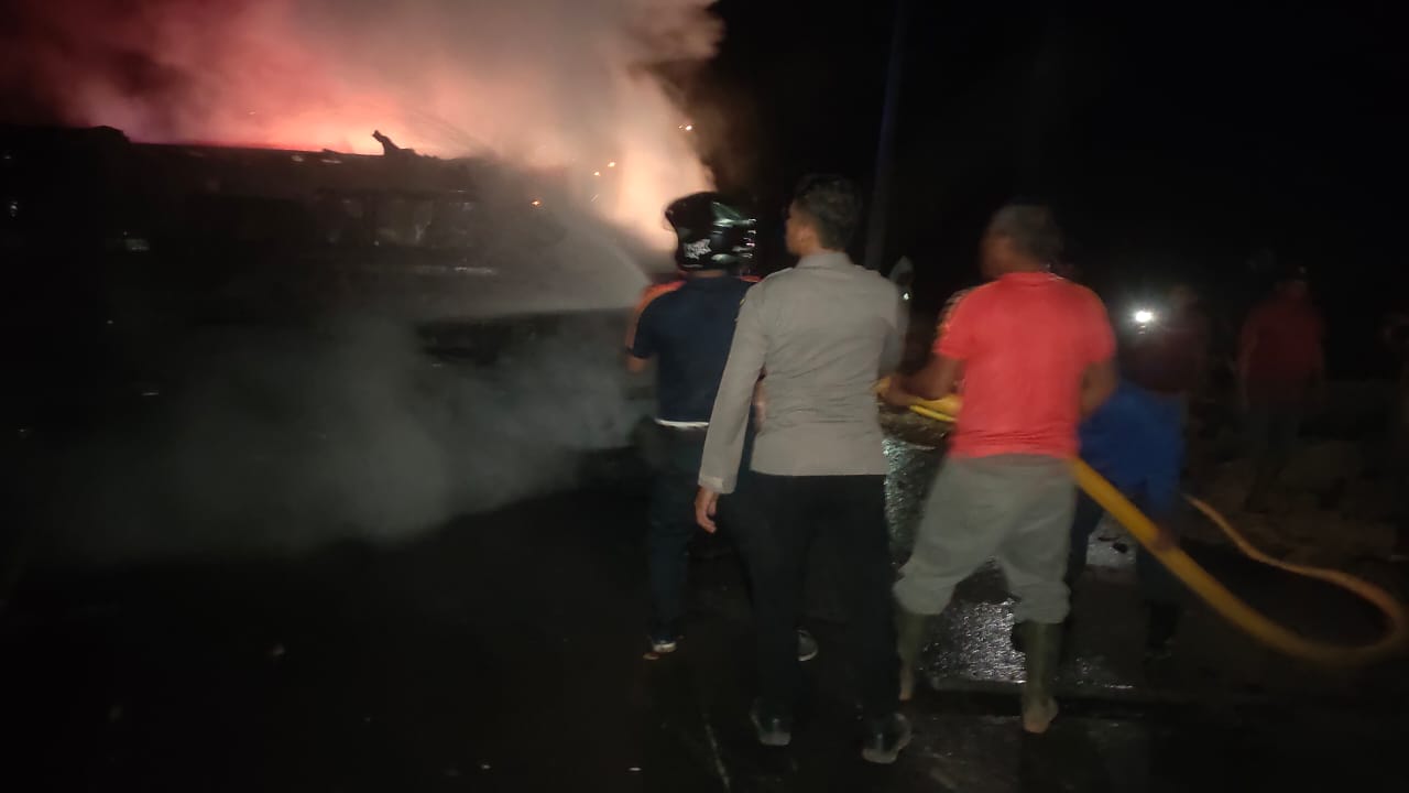 Tabrakan dengan Hino Lohan, Truk Diesel Terguling hingga Terbakar, Begini Kondisi Sopir