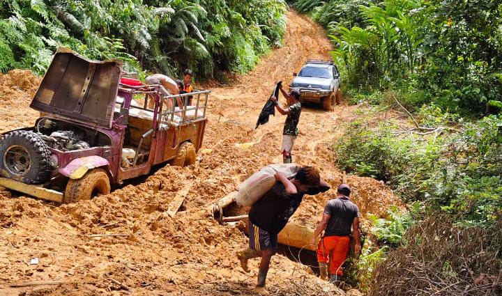 Jalan Berlumpur, Warga Lebong Tandai Nyaris Terisolir