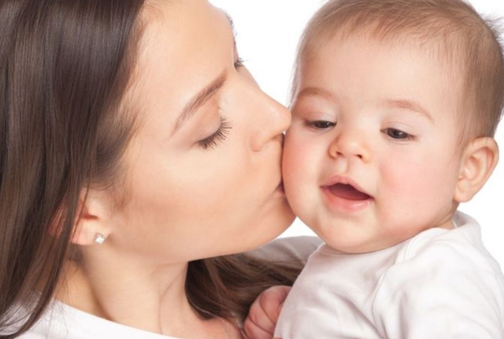 Jangan Sembarangan, Ini Bahaya Bayi Sering Dicium