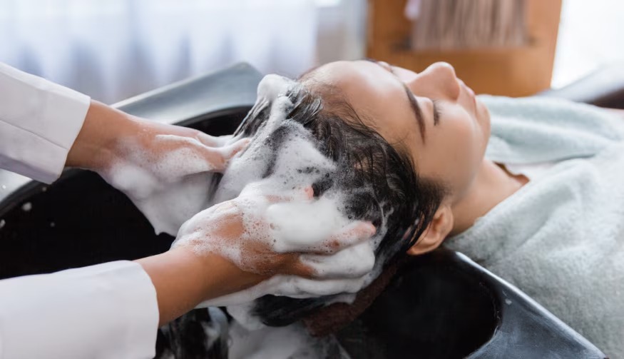 Tips Keramas yang Benar Agar Rambut Tetap Berkilau, Ternyata Bukan Dilakukan Setiap Hari