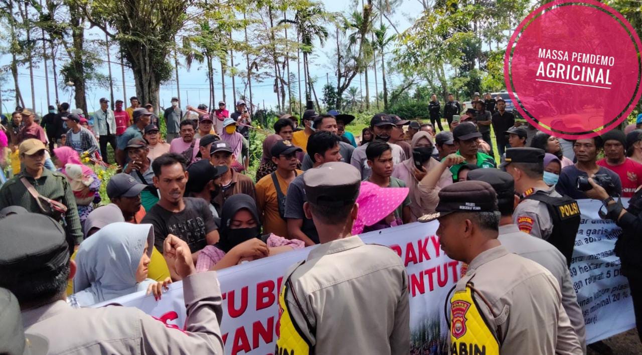 Masa Pendemo Agricinal Bersitegang dengan Aparat