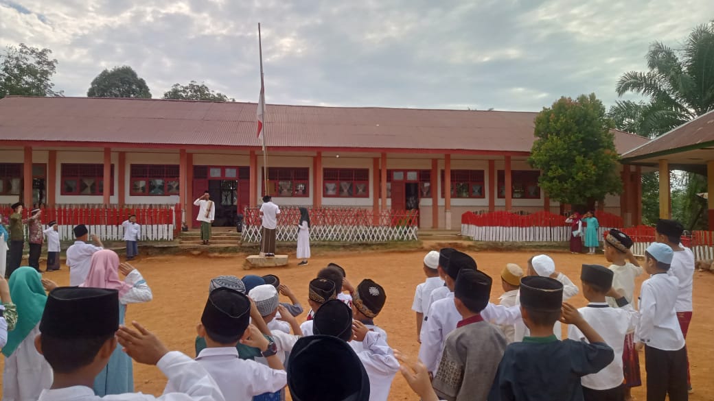 Siswa/i SDN 207 Bengkulu Utara Turut Peringati Hari Santri, Kepsek: Bentuk Komitmen Kita Membangun Akhlak