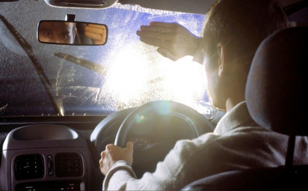 6 Cara Mengatasi Silau Lampu Mobil Saat Berkendara di Malam Hari