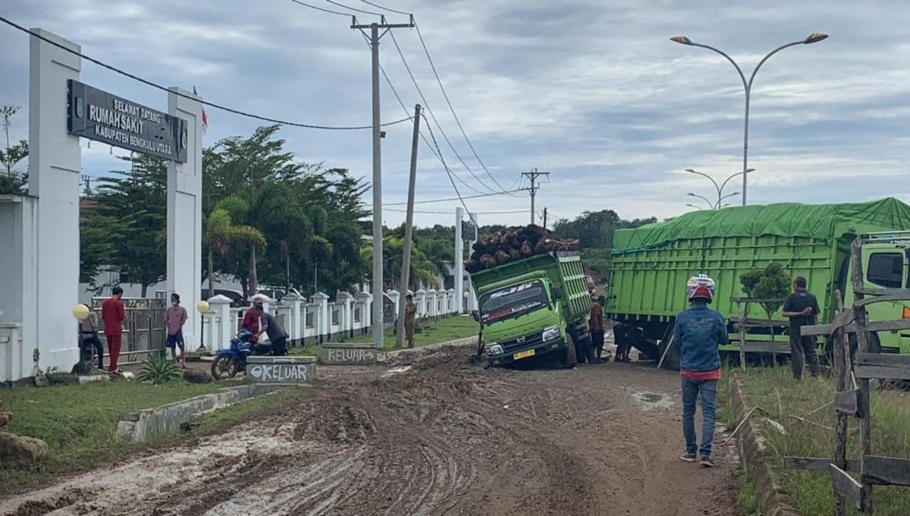 Masyarakat Desak Gubernur dan Dewan Provinsi Merespon Kerusakan Akses Jalan Nasional di D6