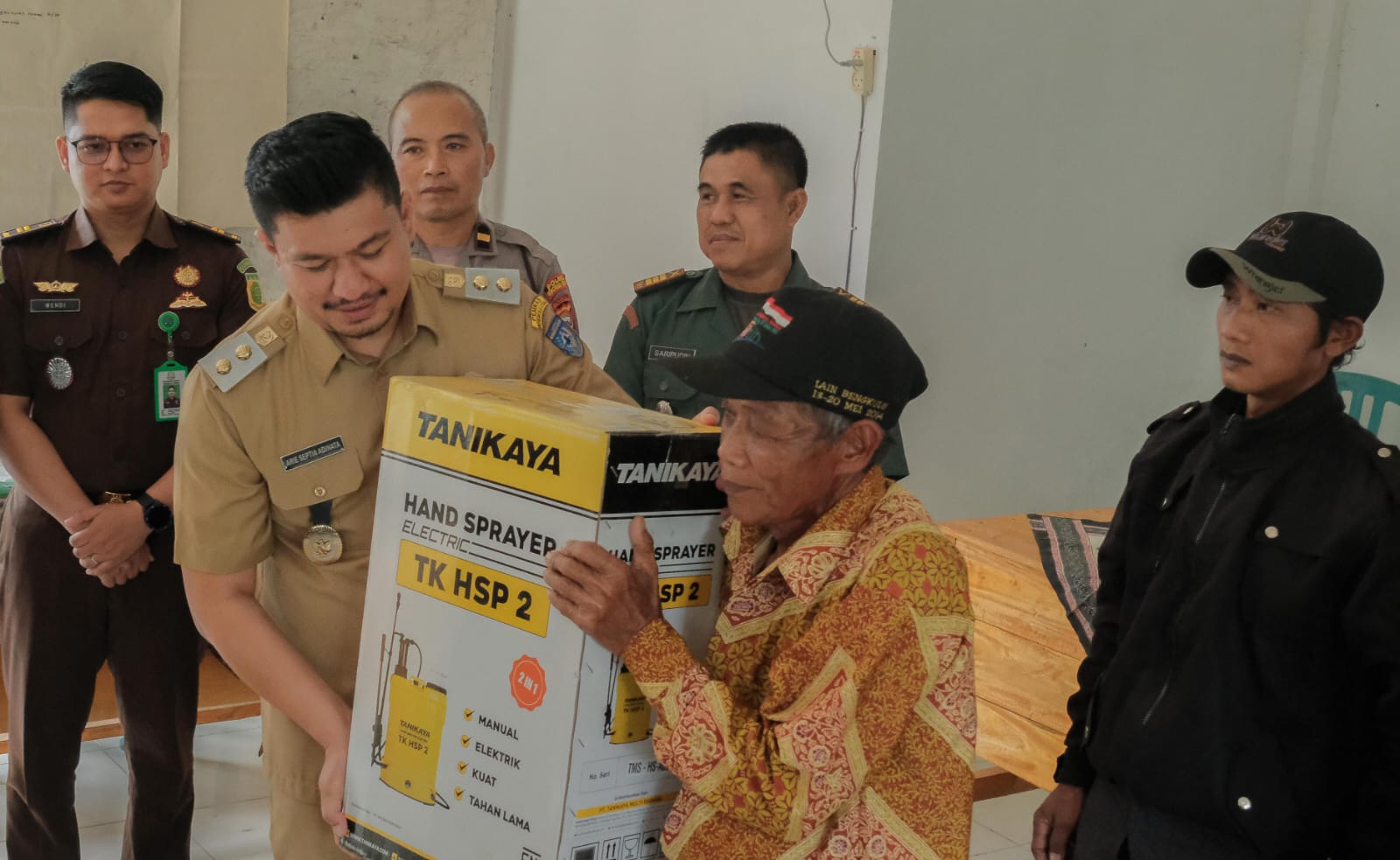 Dukung Program Ketahanan Pangan Nasional, Arie Serahkan Alat Pertanian ke Petani