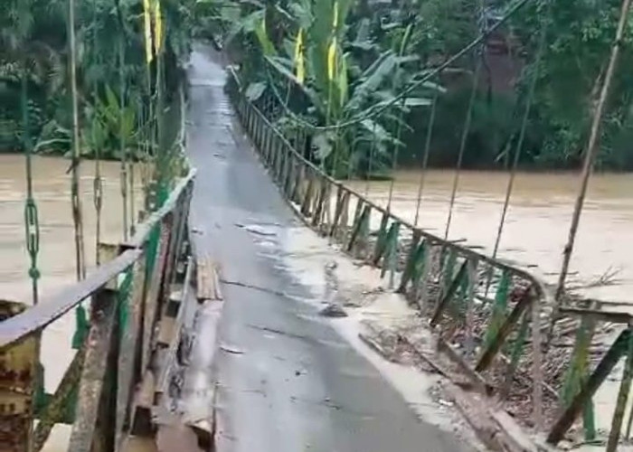 Jelang Pemilihan Kepala Daerah Jembatan Gantung di Pagardin Tetap Dibiarkan Rusak