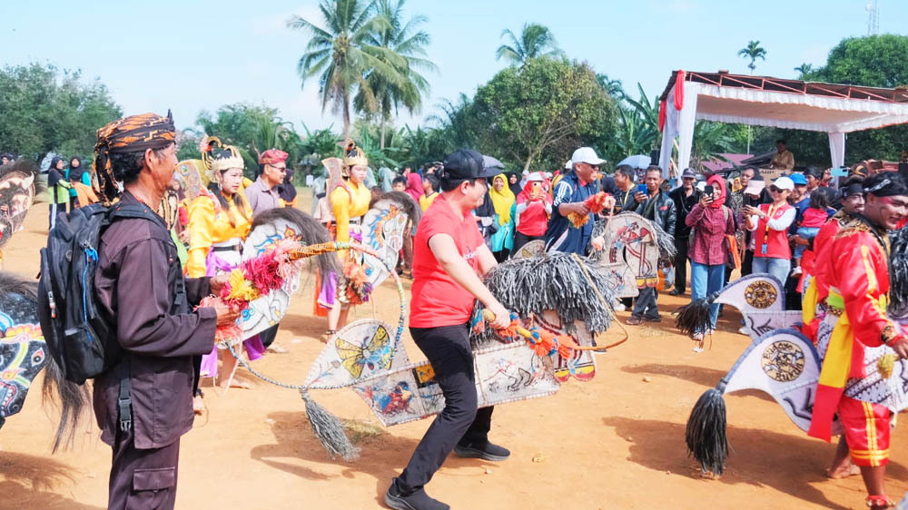 Arie Septia Adinata Senam Bersama Ribuan Warga Padang Jaya