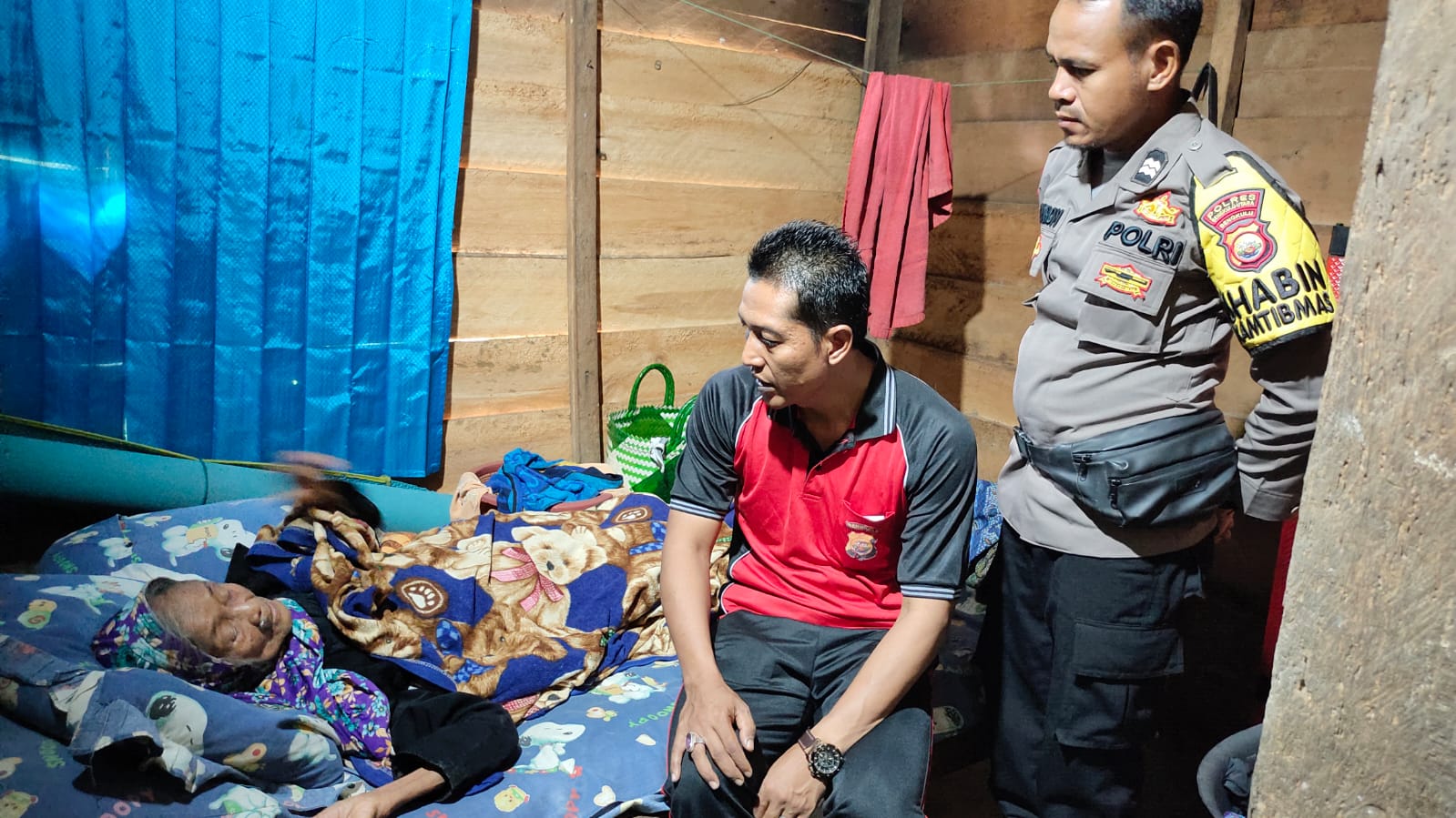 Peduli Sesama, Kapolsek Padang Jaya Sambangi  Nenek Usia Lanjut Sebatang Kara