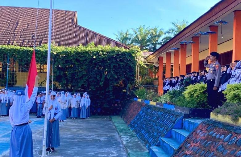 Pimpin Upacara di SMKN 1 Bengkulu Utara, Iptu Ratno Minta Pelajar Waspadai Ujaran Kebencian dan Informasi Hoax