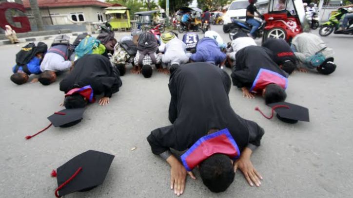 Jika Dapat Kabar Gembira, Ini 3 Doa dan Tata Cara Sujud Syukur yang Bisa Diamalkan