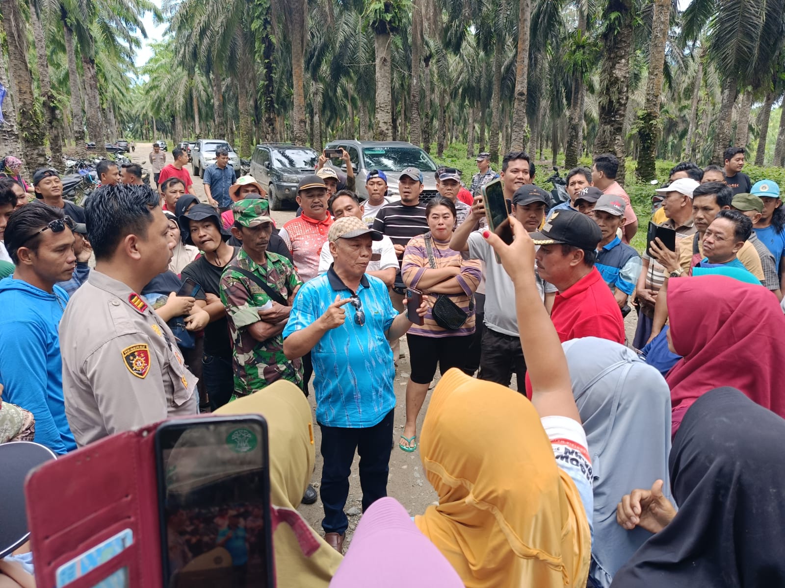 Masa Tetap Bertahan Tutup Akses Jalan PT Agricinal Sampai Dua Tuntutan Ini Dipenuhi