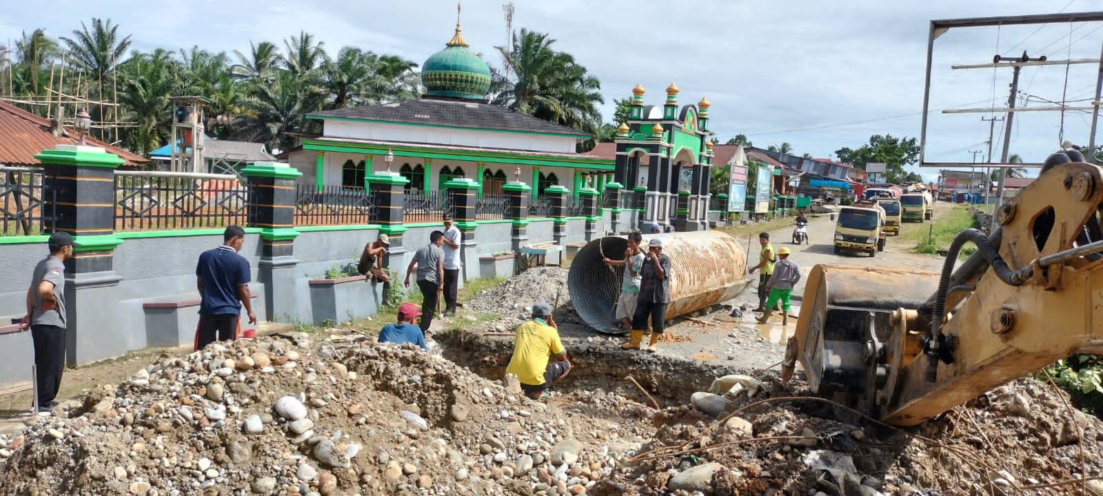 Puluhan Angkutan Masih Tertahan di Jalan Poros Desa Suka Makmur