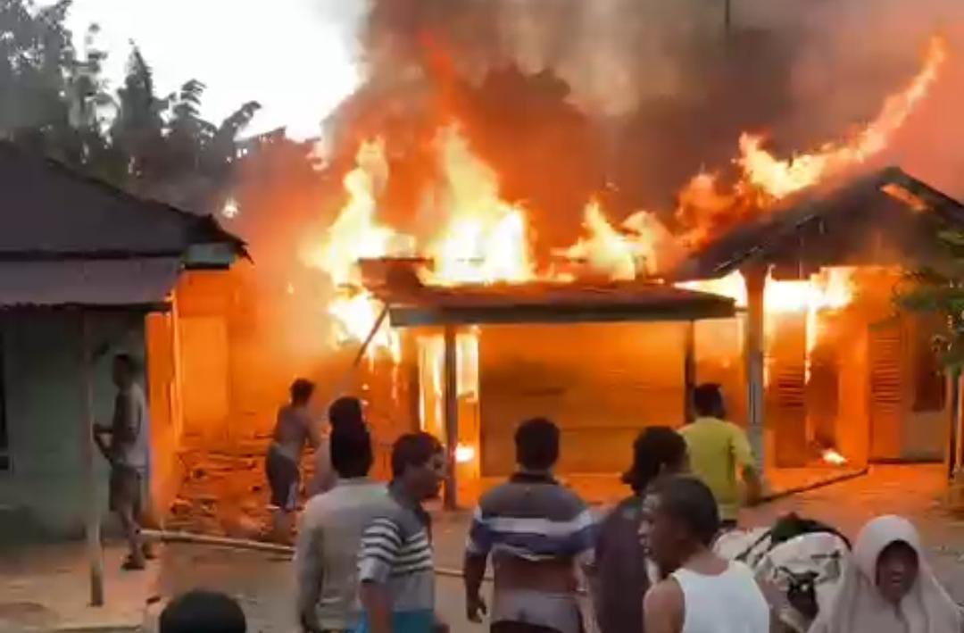 BREAKING NEWS: 1 Rumah Warga Lubuk Jale Hangus Dilalap Api