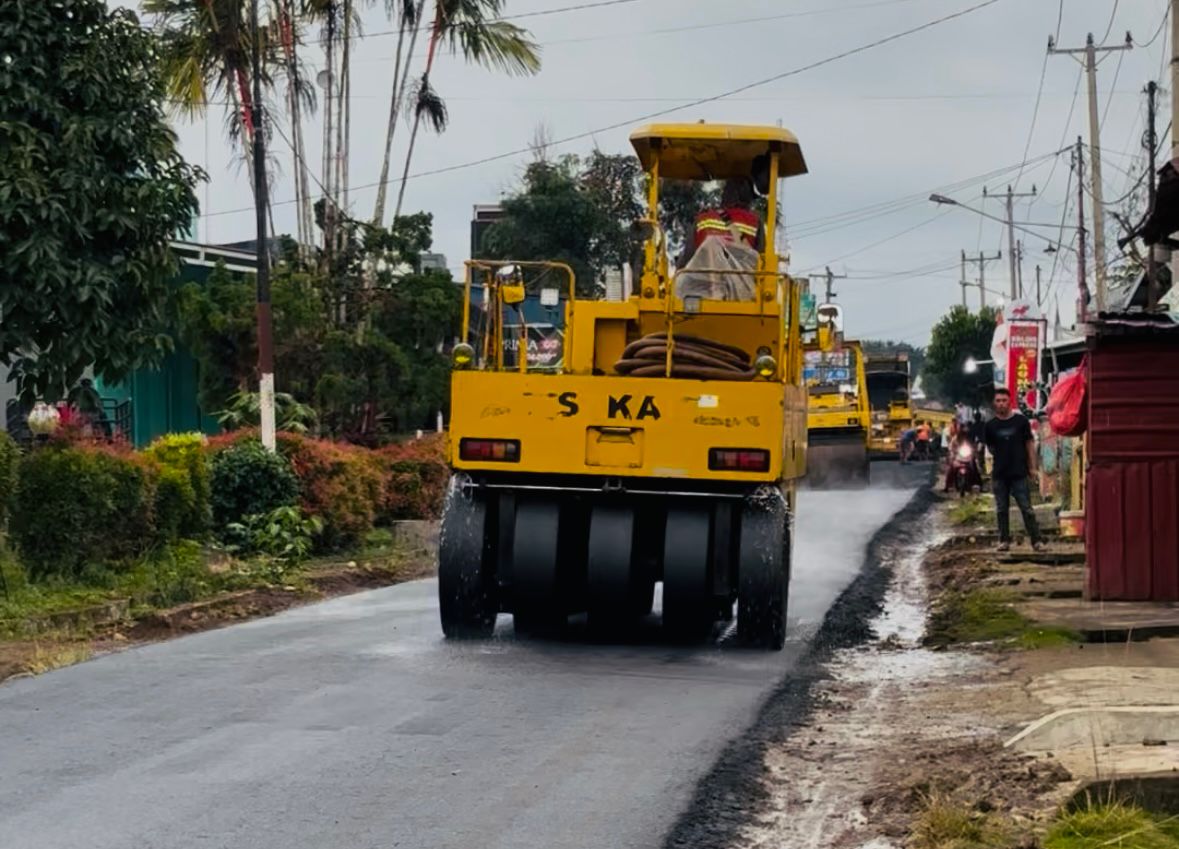 Warga Karang Indah Menikmati Jalan Mulus, Berkat Bupati Arie, Selama Ini Hanya Tambal Sulam