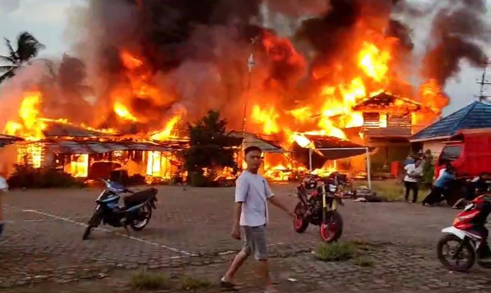 BREAKING NEWS: Jelang Buka Puasa Rumah dan Ruko di Terminal Desa Marga Sakti Terbakar