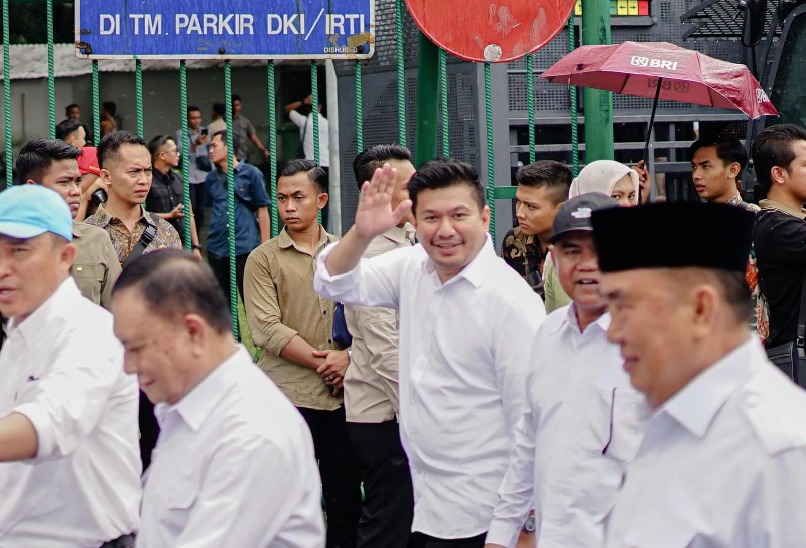 Diguyur Hujan, Arie - Sumarno Tak Menyurutkan Semangat Ikuti Gladi Bersih Pelantikan Bupati dan Wakil Bupati 