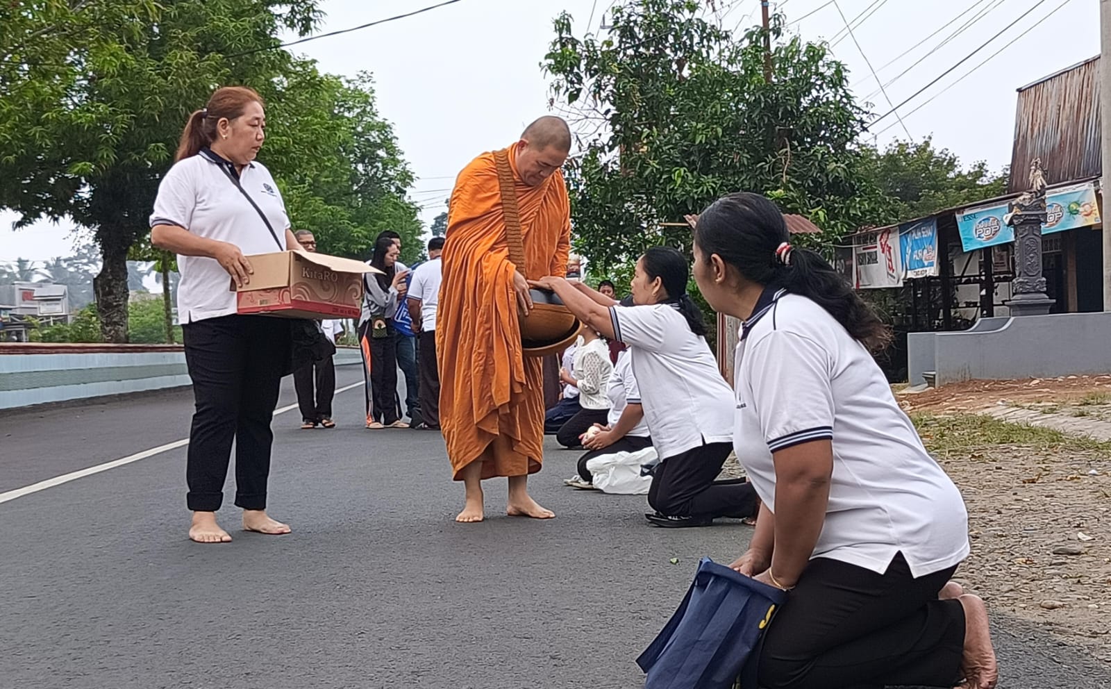 Dukung Moderasi, Umat Lintas Agama di Bengkulu Utara Ikut Bederma Dalam Agenda Pindapata Umat Buddha