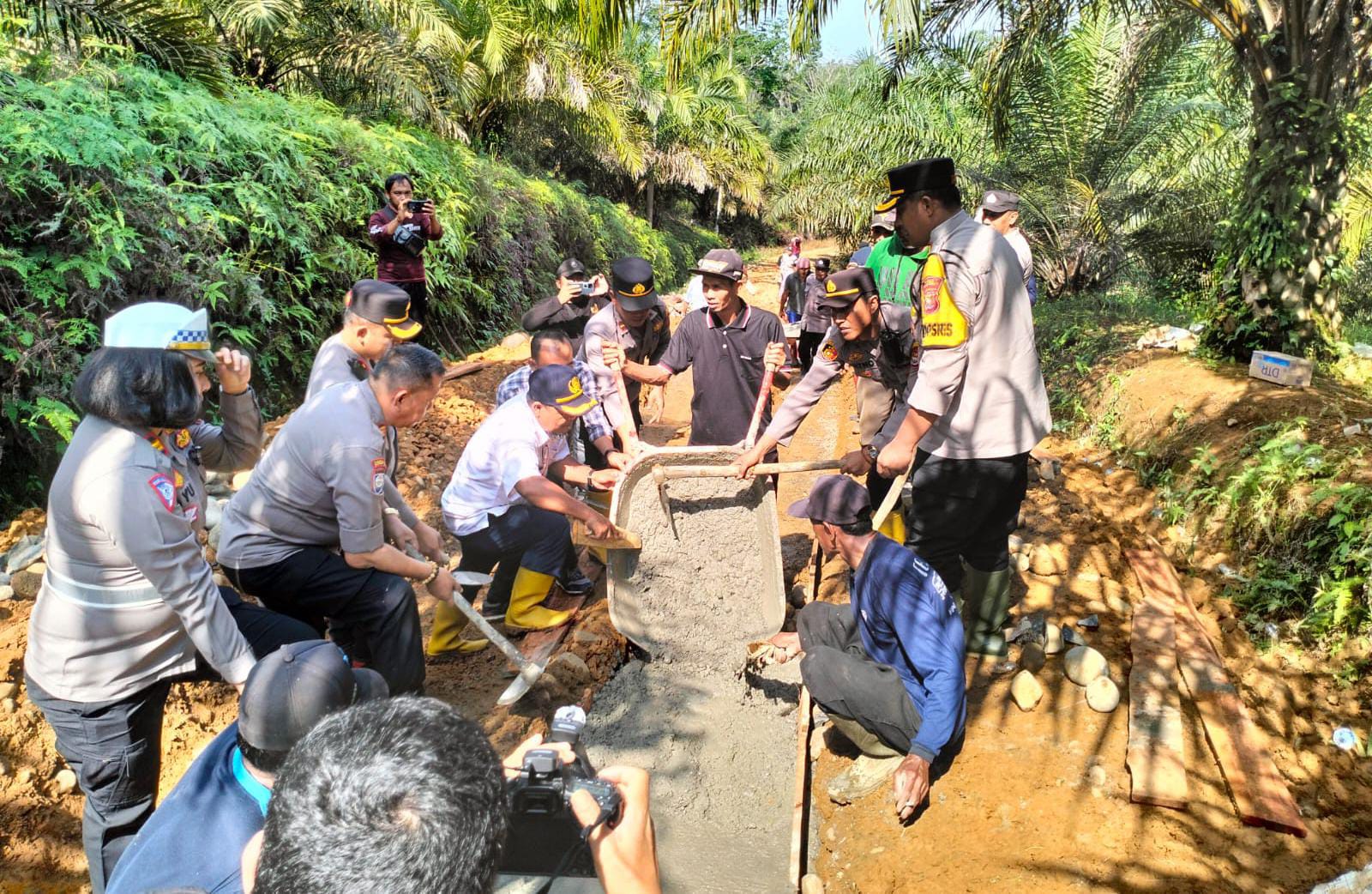 Akses Jalan Memprihatinkan, Polres Bengkulu Utara Perbaiki Jalan di Desa Talang Tua 