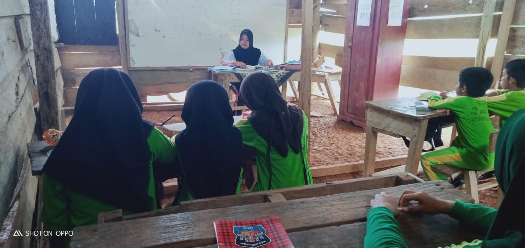 Puluhan Tahun Murid SD di Kinal Jaya Belajar di Bangunan Reot dan Berlantai Tanah