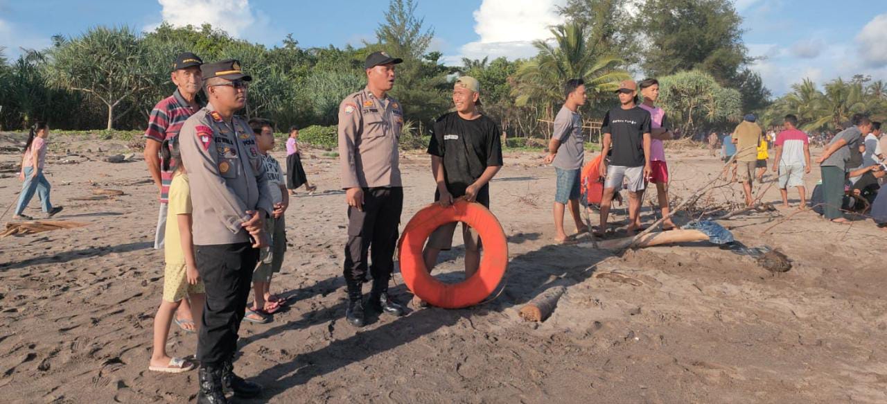 Breaking News! Dua Pelajar di Ketahun Digulung Ombak, Satu Korban Selamat, Satu Masih Dalam Pencarian