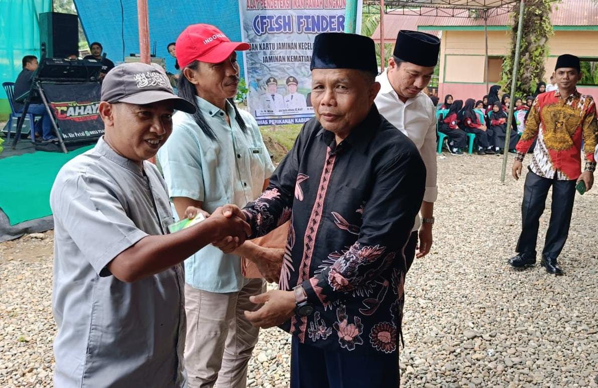 Dinas Perikanan Gelar Lomba Masak Sekaligus Salurkan Fish Finder dan Kartu Jaminan Kecelakaan ke Nelayan