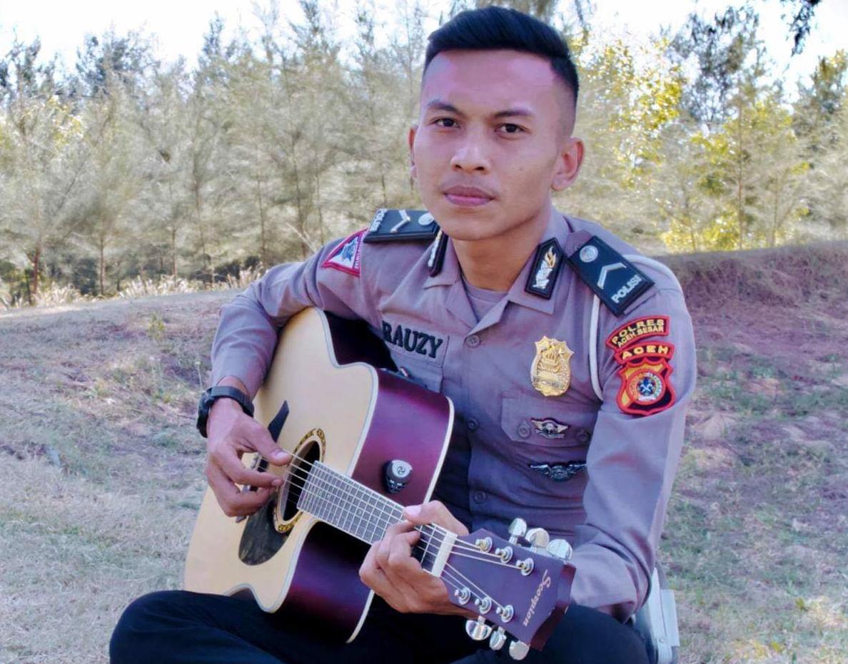 Selain Bripda Rauzy Iranda 3 Polisi Ini Juga Sempat Viral Karena Cover Lagu, Ada Norman Kamaru