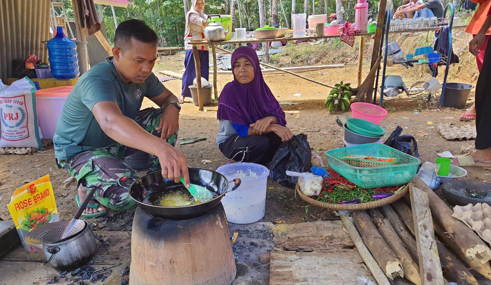 Masyarakat Terkejut, Anggota Satgas TMMD ke-120 Kodim Bengkulu Utara Turun ke Dapur